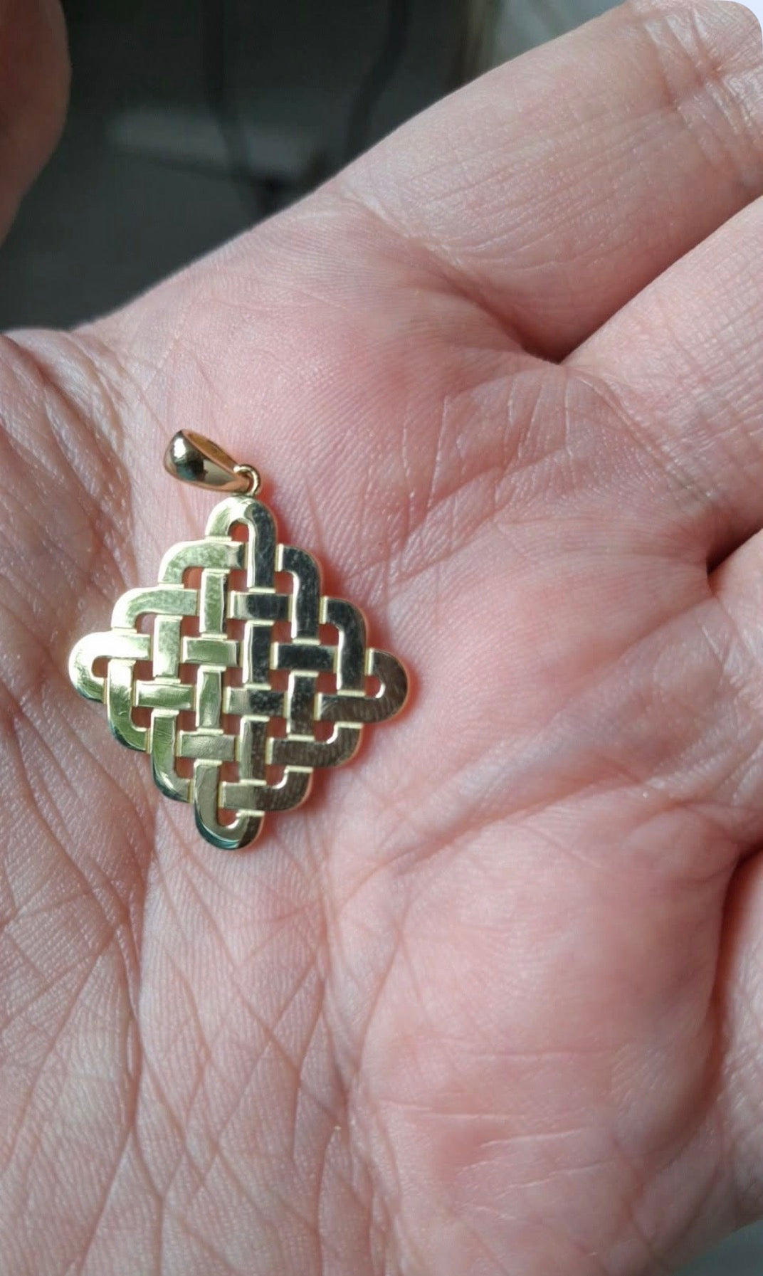 18 Carat Gold 25 mm Celtic Design Pendant Balance