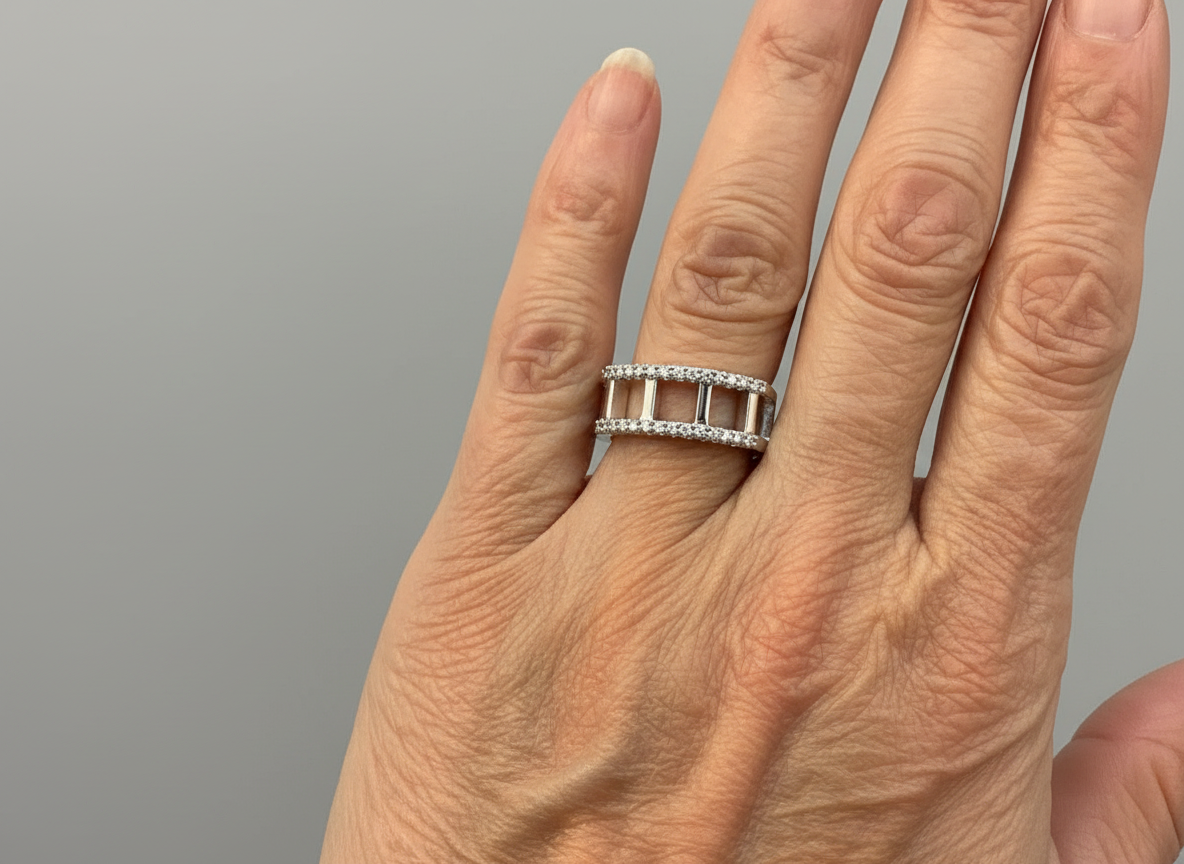 18 Carat White Gold And Diamond Ring -2419